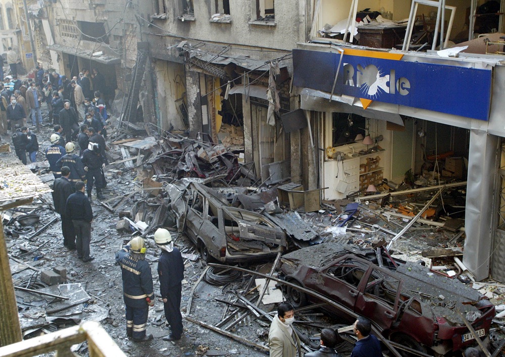 انفجار منطقة تقسيم في مدينة اسطنبول التركية ومقتل 6 أشخاص وإصابة 12 جريح